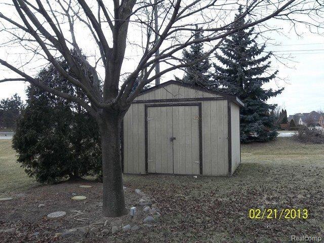 47459 Royal Road Macomb, MI 48044 - Photo 3 of 18 100_5292.JPG