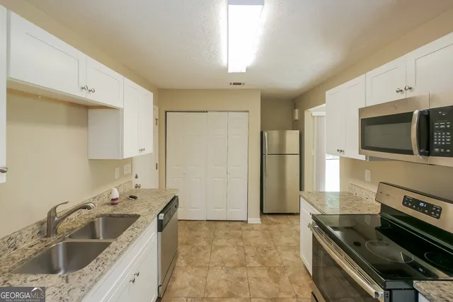 $2,050 | 2703 Holly Berry Drive, Ellenwood, GA 30294