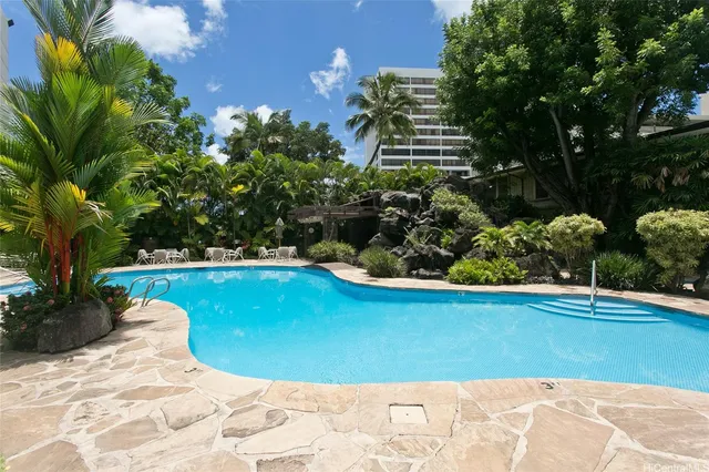 $4,350 | 1525 Wilder Avenue, Unit 902, Honolulu, HI 96822
