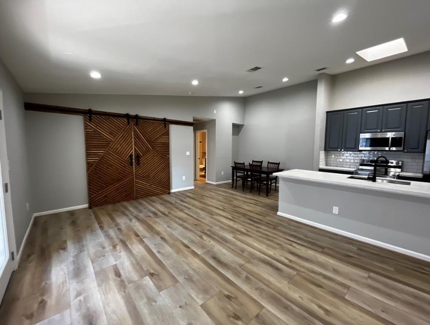 2425 Augusta Drive, Unit 44 Houston, TX 77057 - Photo 4 of 16 a room with a bed and a large mirror on a dresser