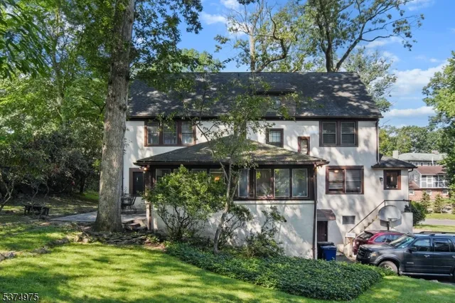 a picture of a black and white photo