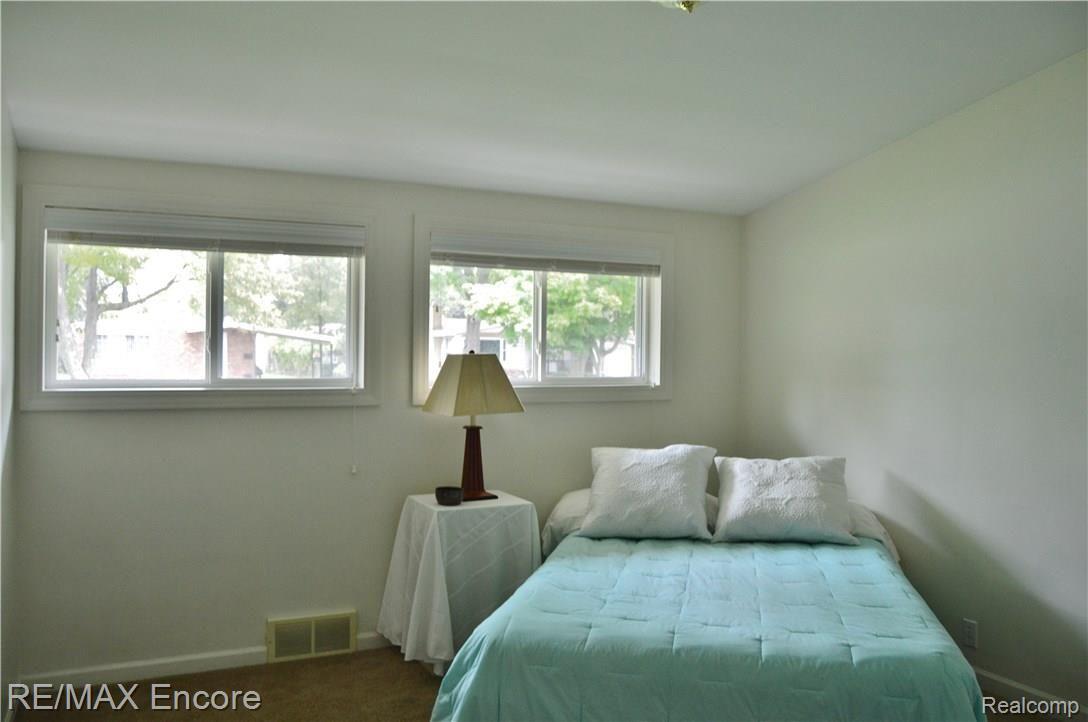 306 Fitzner Drive Davison, MI 48423 - Photo 11 of 32 Master Bedroom w/lots of natural light
