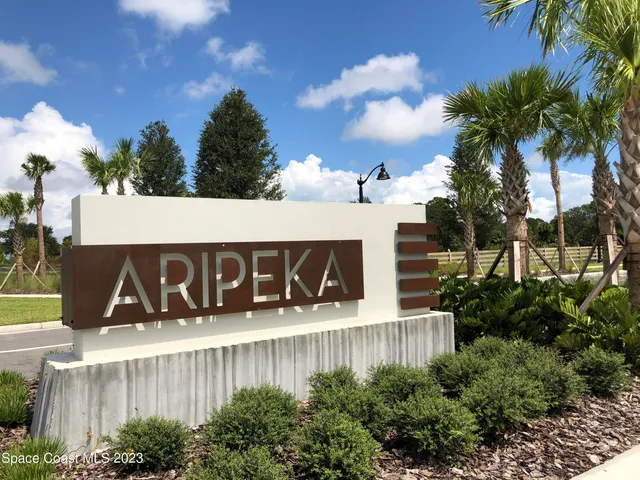 a street sign that is sitting in front of a house