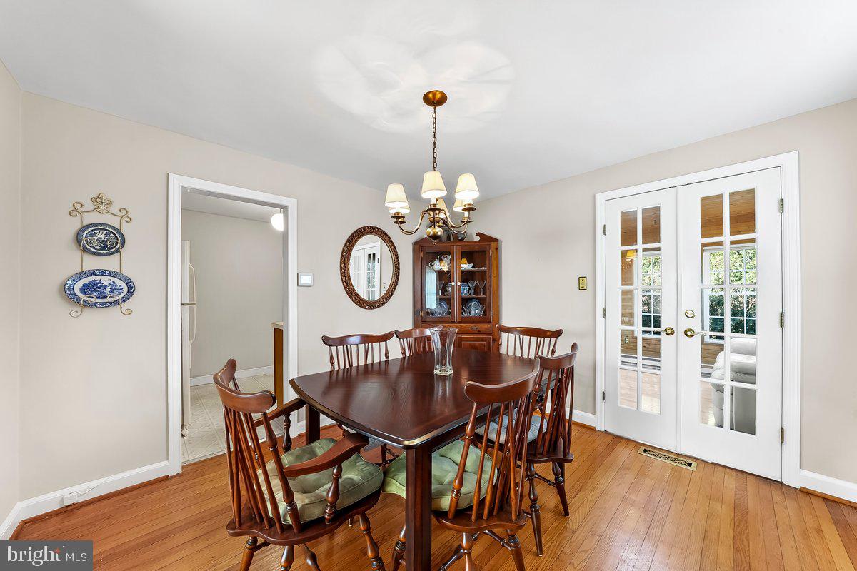 428 Wheatsheaf Road Springfield, PA 19064 - Photo 13 of 40 a dining room with furniture a potted plant and wooden floor