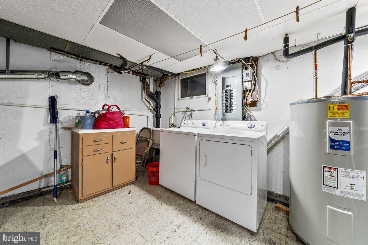428 Wheatsheaf Road Springfield, PA 19064 - Photo 33 of 40 a utility room with dryer and washer