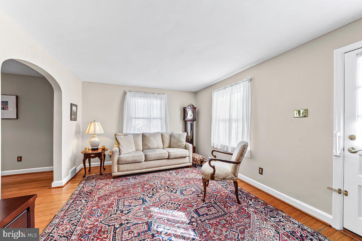 428 Wheatsheaf Road Springfield, PA 19064 - Photo 8 of 40 a living room with furniture and a rug