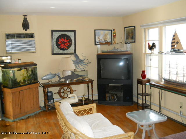 408 Oak Tree Road Freehold, NJ 07728 - Photo 5 of 17 Living room