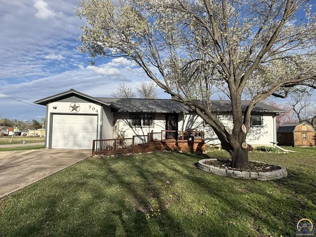 $199,900 | 704 Locust Street, Cottonwood Falls, KS 66845