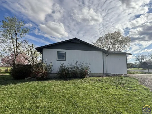 $199,900 | 704 Locust Street, Cottonwood Falls, KS 66845