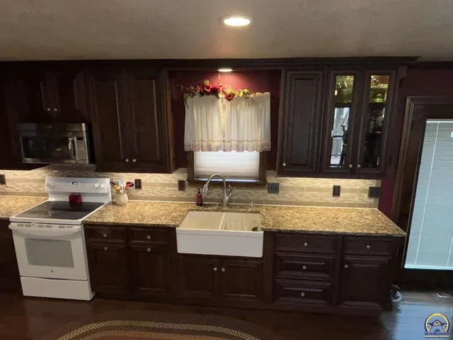 $199,900 | 704 Locust Street, Cottonwood Falls, KS 66845