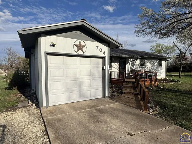 $199,900 | 704 Locust Street, Cottonwood Falls, KS 66845