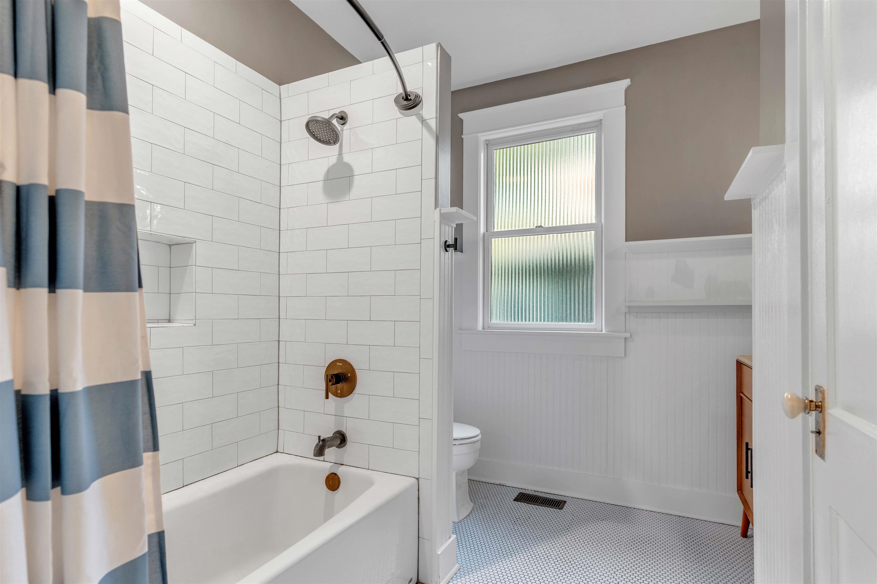 1757 Carruthers Place Memphis, TN 38112 - Photo 23 of 40 a bathroom with a bathtub and a shower