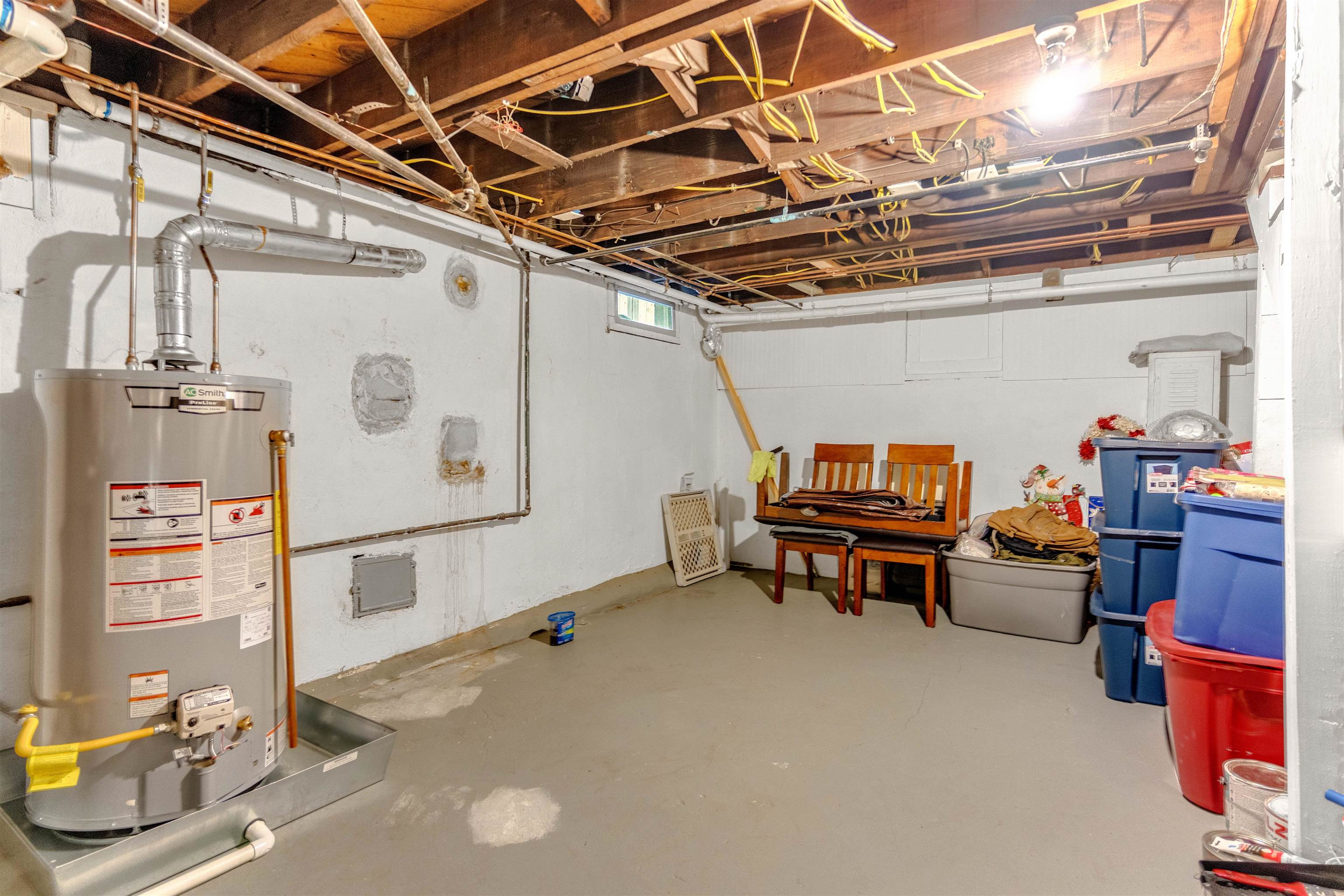 1757 Carruthers Place Memphis, TN 38112 - Photo 25 of 40 a storage room with furniture