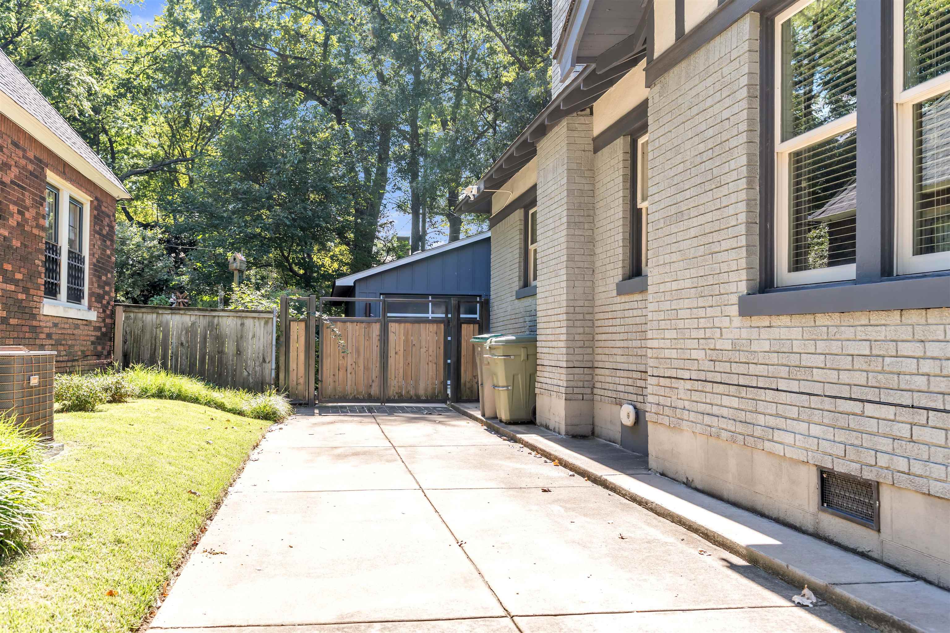 1757 Carruthers Place Memphis, TN 38112 - Photo 30 of 40 a backyard of a house