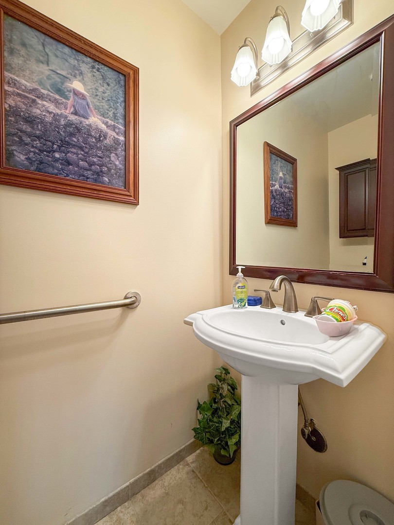 258 Brookside Lane, Unit B Willowbrook, IL 60527 - Photo 13 of 21 a bathroom with a sink and a mirror