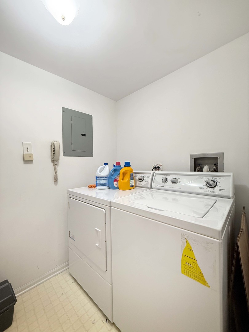 258 Brookside Lane, Unit B Willowbrook, IL 60527 - Photo 16 of 21 a utility room with dryer and washer