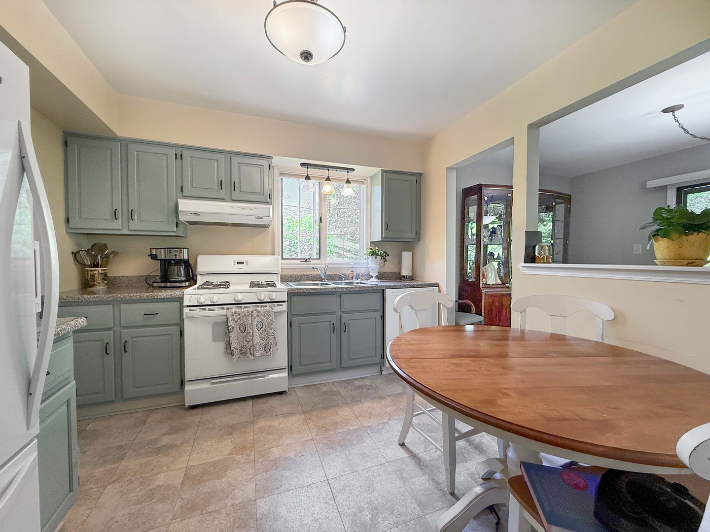 258 Brookside Lane, Unit B Willowbrook, IL 60527 - Photo 6 of 21 a kitchen with a table chairs sink and cabinets