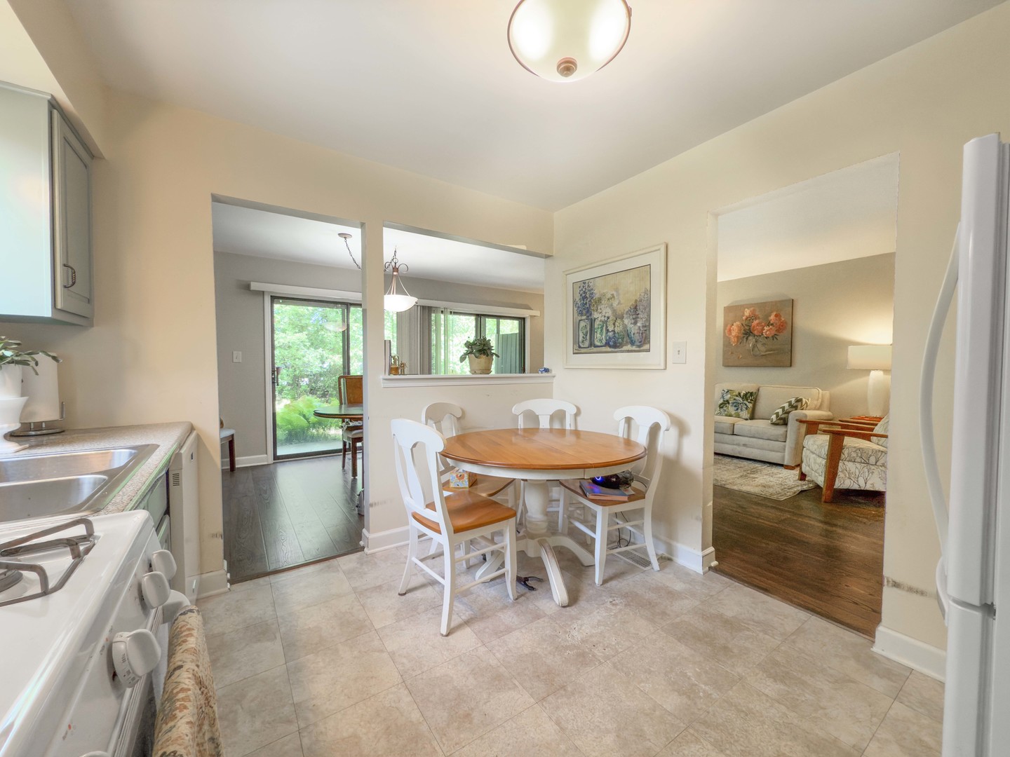 258 Brookside Lane, Unit B Willowbrook, IL 60527 - Photo 7 of 21 a view of a dining room with furniture and a livingroom