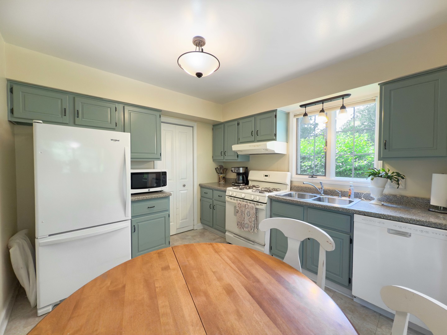 258 Brookside Lane, Unit B Willowbrook, IL 60527 - Photo 8 of 21 a kitchen with a refrigerator a sink cabinets and wooden floor