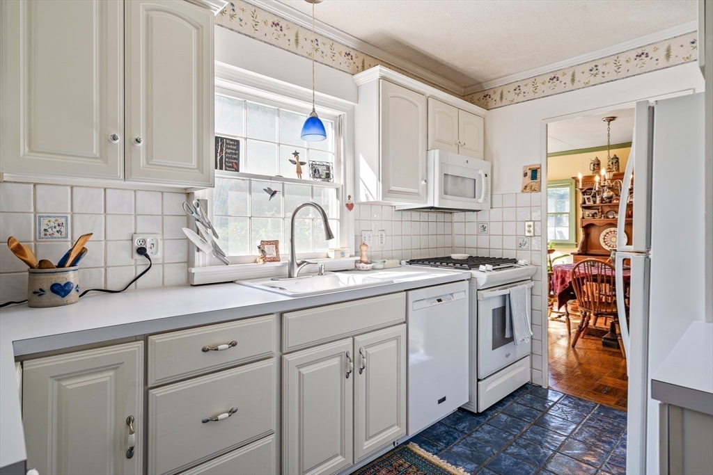 139 Burbank Road Longmeadow, MA 01106 - Photo 7 of 41