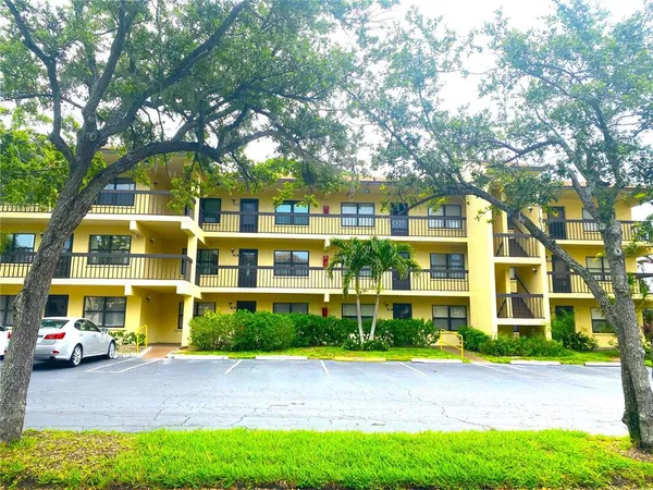$109,000 | 425 30th Avenue West, Unit C211, Bradenton, FL 34205