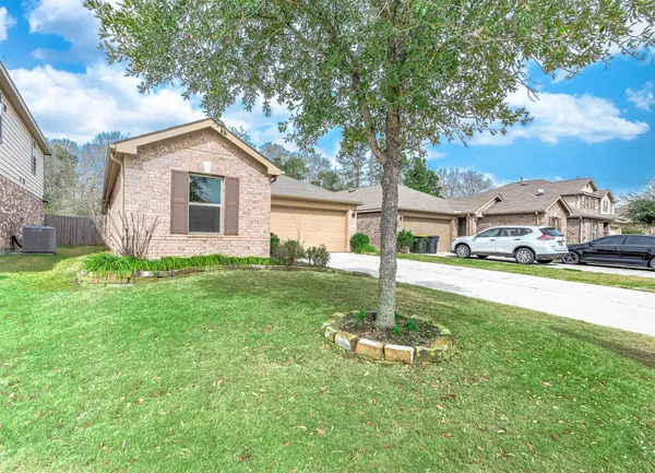 a front view of house with yard