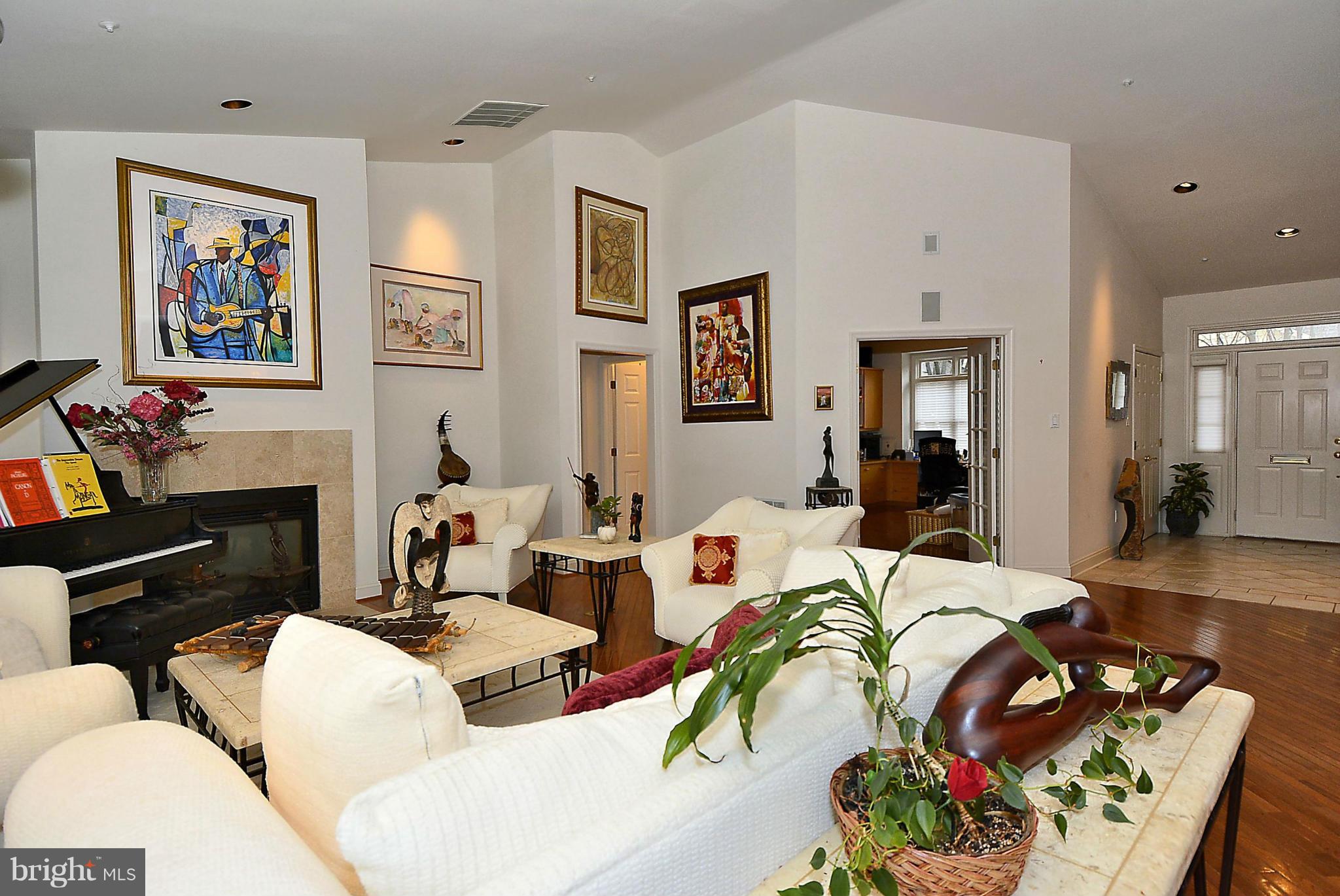32 Roland Green, Unit 16 Baltimore, MD 21210 - Photo 5 of 29 Living Room