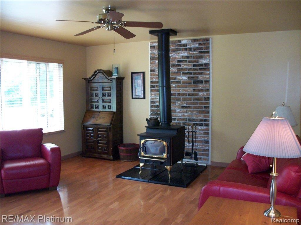 9015 Green Road Linden, MI 48451 - Photo 7 of 12 Living Rm - Green Rd