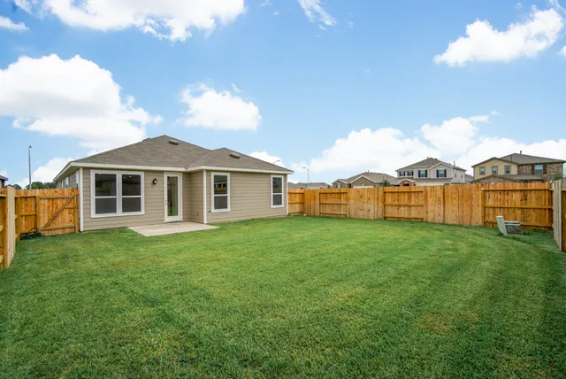a view of a house with backyard and garden