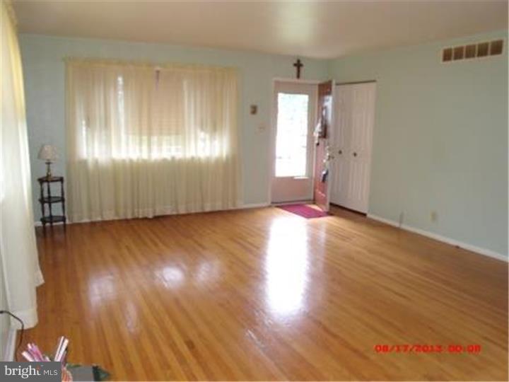 102 Progress Street Riverside, NJ 08075 - Photo 6 of 25 Living Room