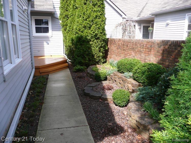 23077 Farmington Road, Unit 14 Farmington, MI 48336 - Photo 22 of 25 Front Entry