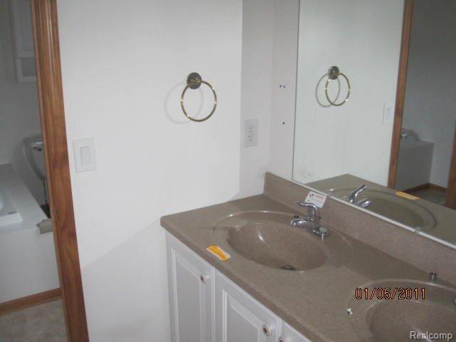 6498 Andersonville Road Clarkston, MI 48346 - Photo 5 of 12 Bath2