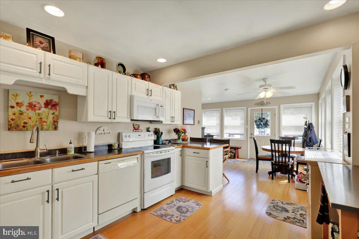 307 Summit Avenue Reading, PA 19607 - Photo 10 of 25 Bright and inviting kitchen space.