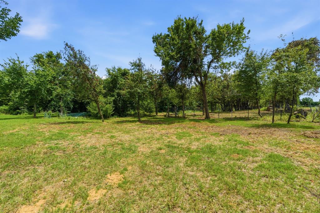 113 Cooper Court Springtown, TX 76082 - Photo 33 of 40