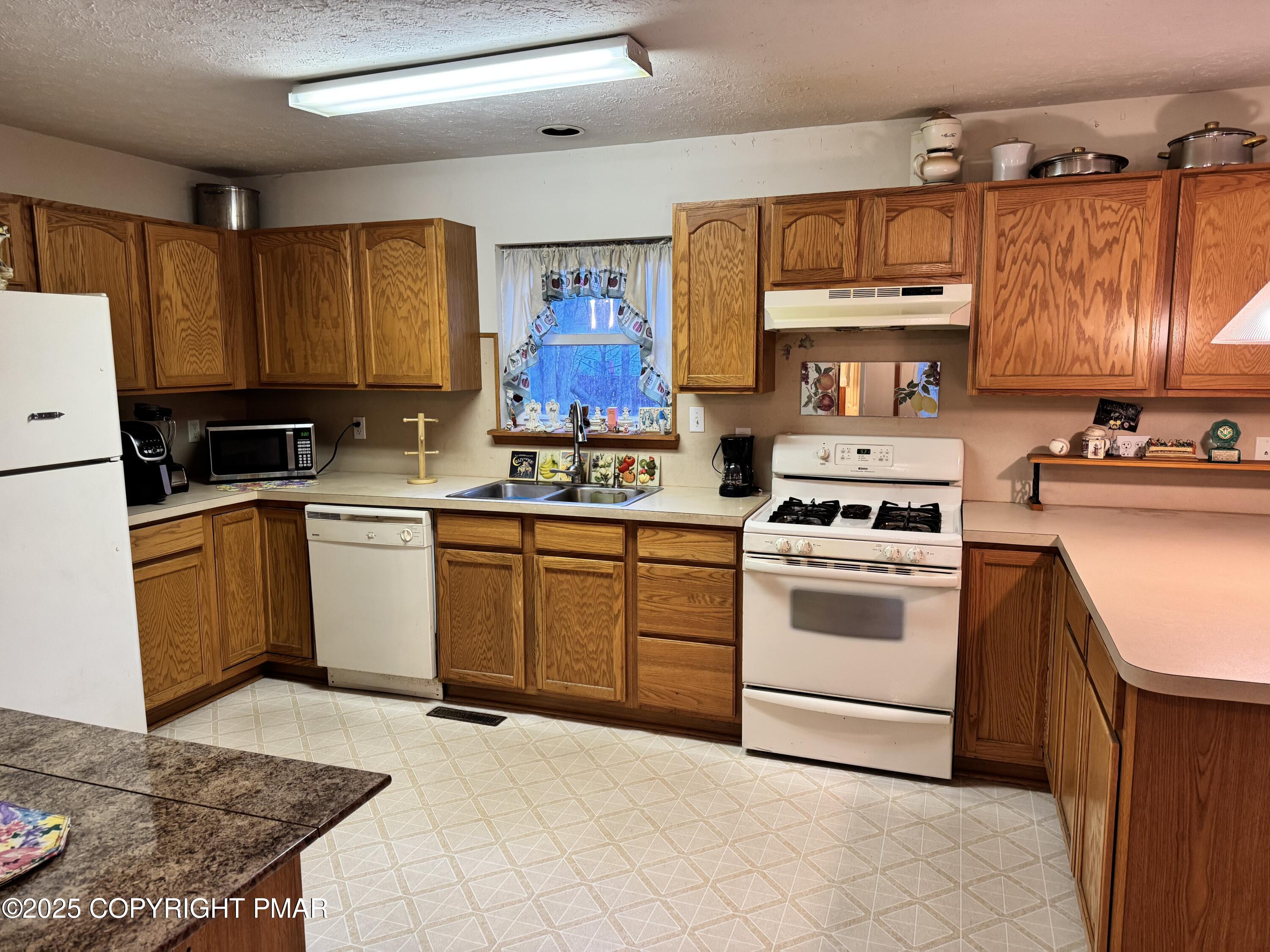1145 Chickadee Drive Pocono Summit, PA 18346 - Photo 5 of 28 Kitchen