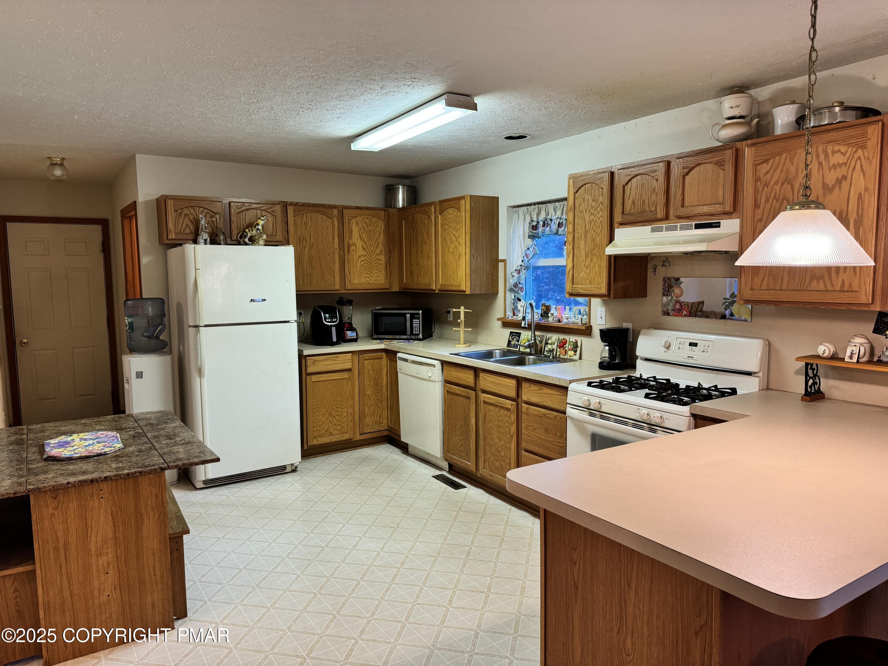 1145 Chickadee Drive Pocono Summit, PA 18346 - Photo 7 of 28 Kitchen 3