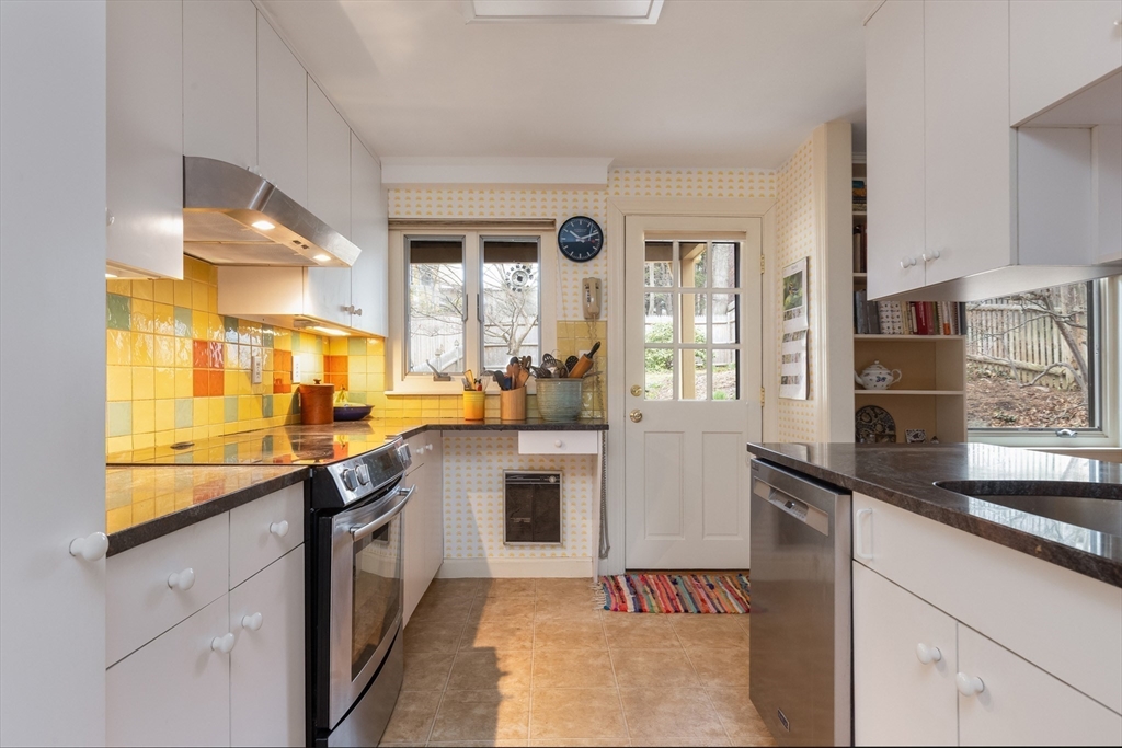 11 Kent Square, Unit 11 Brookline, MA 02446 - Photo 4 of 12