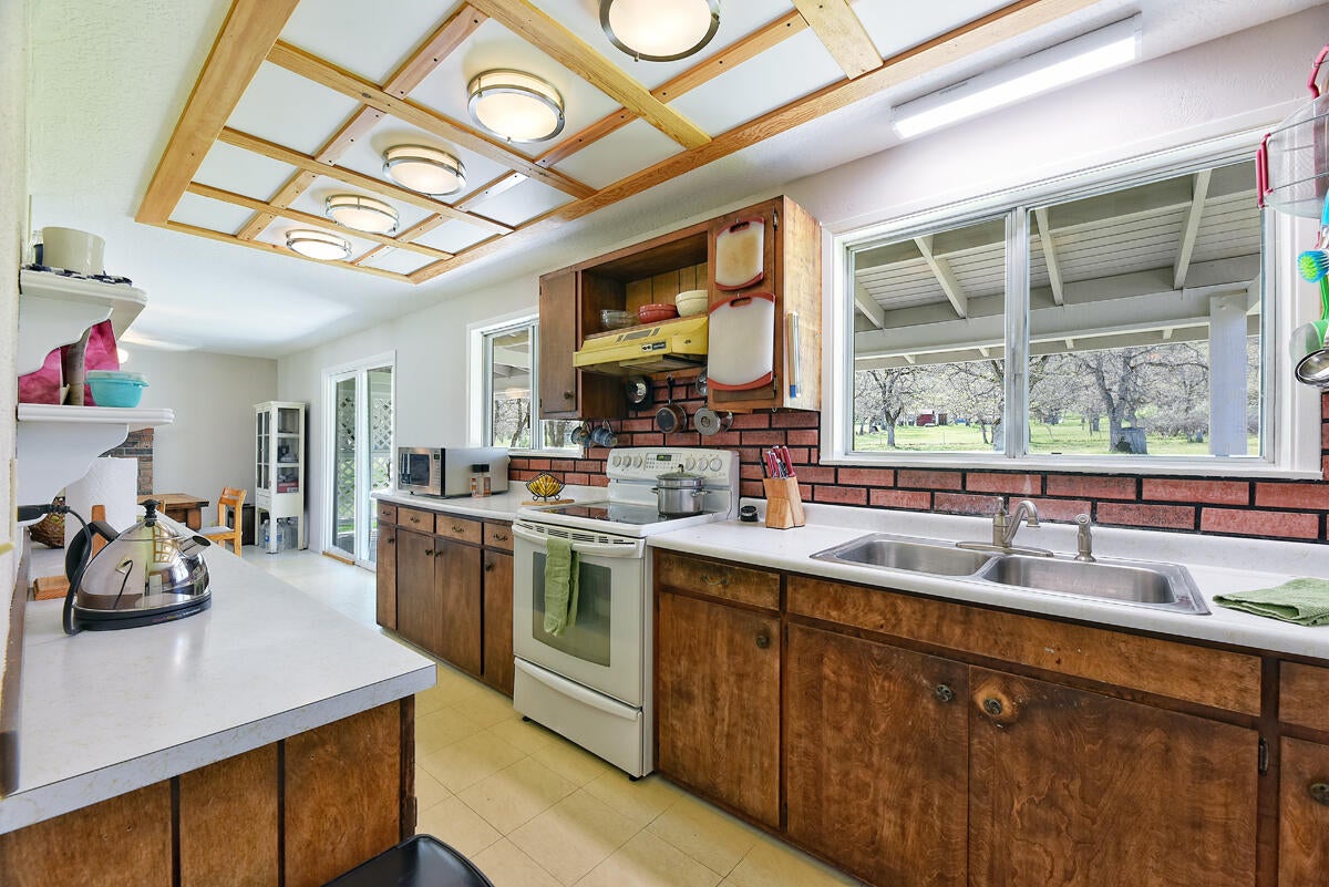 15955 Jones Road White City, OR 97503 - Photo 14 of 36 13