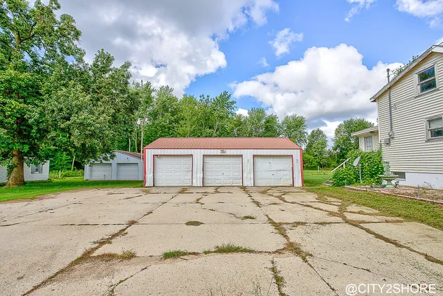 $925,000 | 9905 52nd Avenue, Allendale, MI 49401