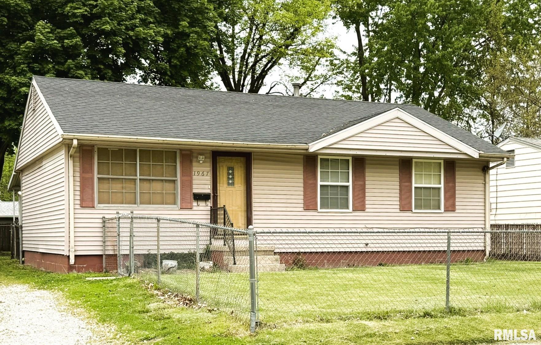 1967 Gregory Court Springfield, IL 62703 - Photo 1 of 12 Gallery Image 1