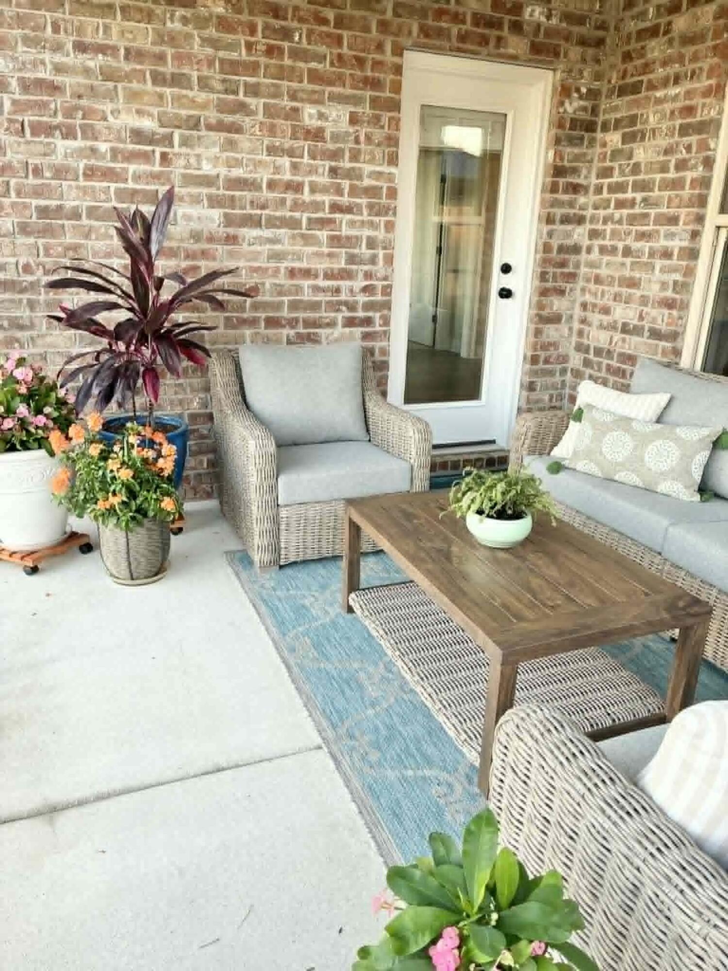 225 Hydrangea Boulevard Freeport, FL 32439 - Photo 10 of 11 a living room with furniture and a potted plant