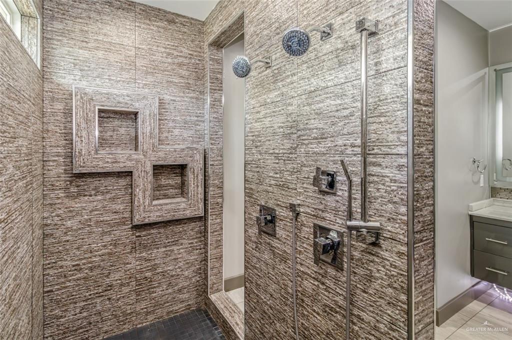 1828 Kilgore Avenue McAllen, TX 78504 - Photo 14 of 21 a bathroom with a shower