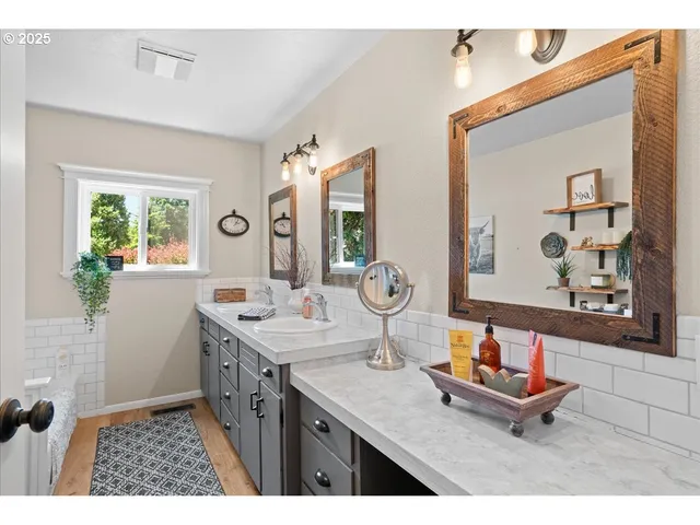 $699,999 | 29555 South Beavercreek Road, Mulino, OR 97042