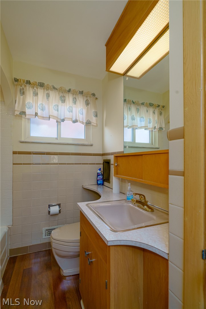 6572 South Canterbury Road Cleveland, OH 44129 - Photo 21 of 36 First floor full bathroom
