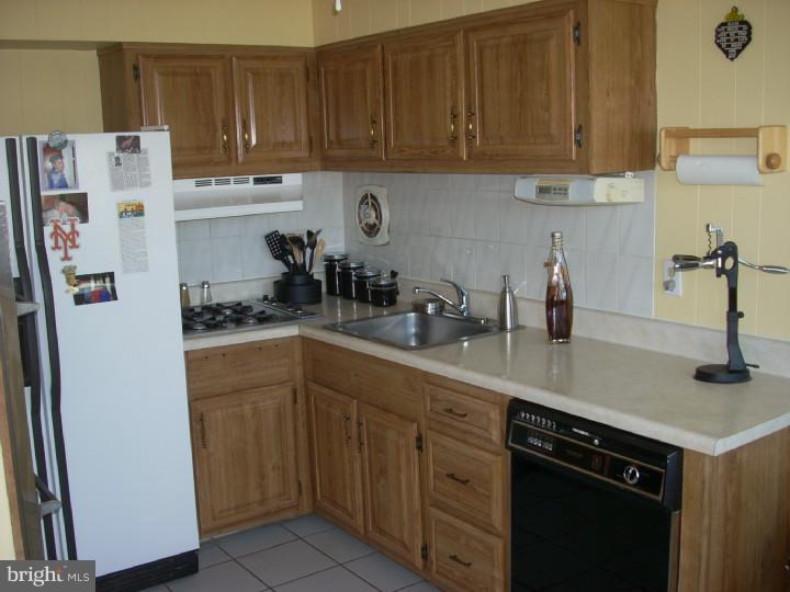 10 Hastings Road Hamilton, NJ 08620 - Photo 2 of 25 Gallery Image 2