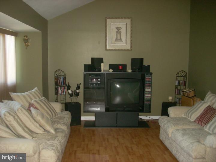 10 Hastings Road Hamilton, NJ 08620 - Photo 4 of 25 Gallery Image 4