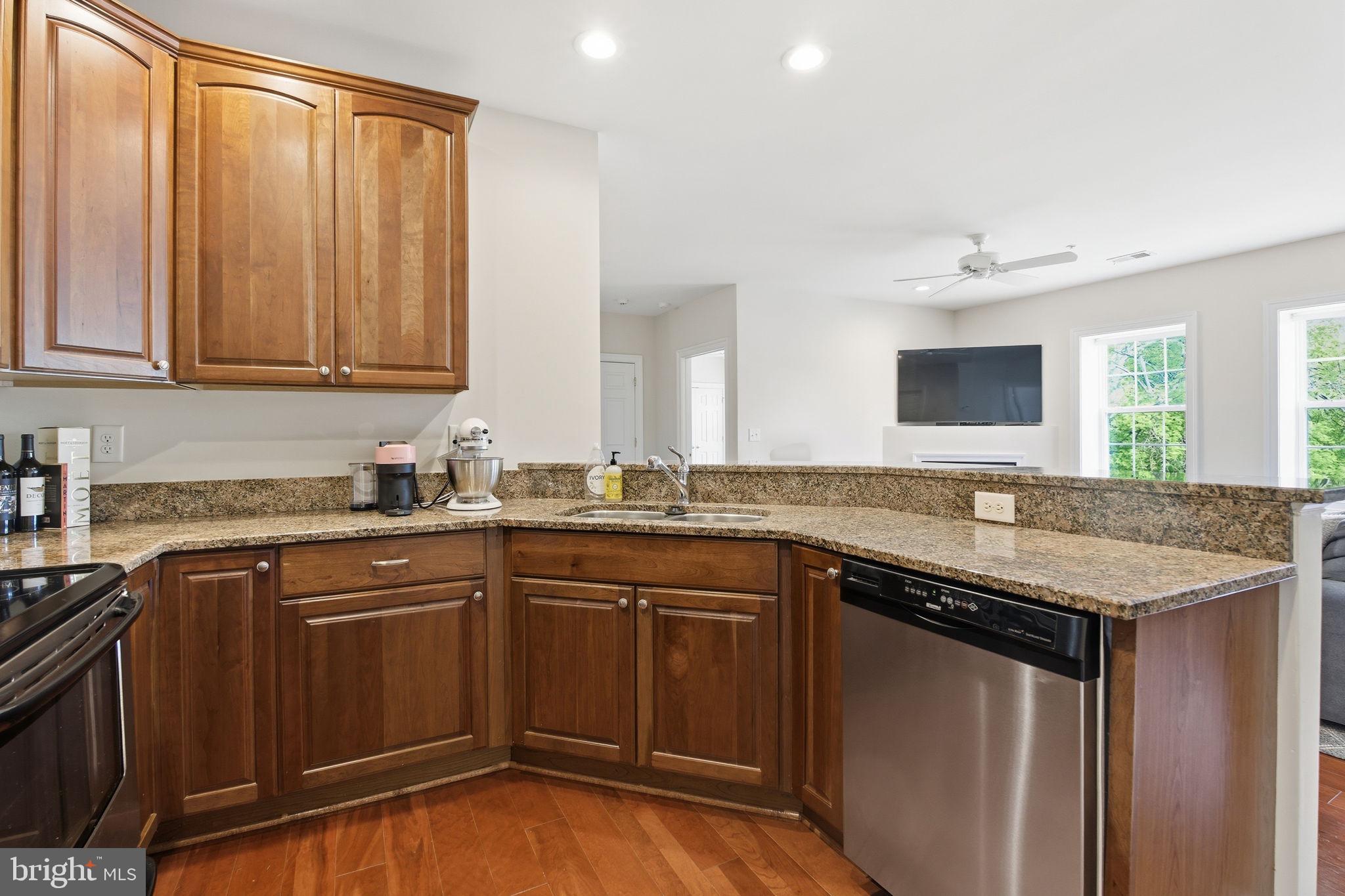 43 Shaw Street, Unit G Annapolis, MD 21401 - Photo 4 of 36 Spacious Kitchen