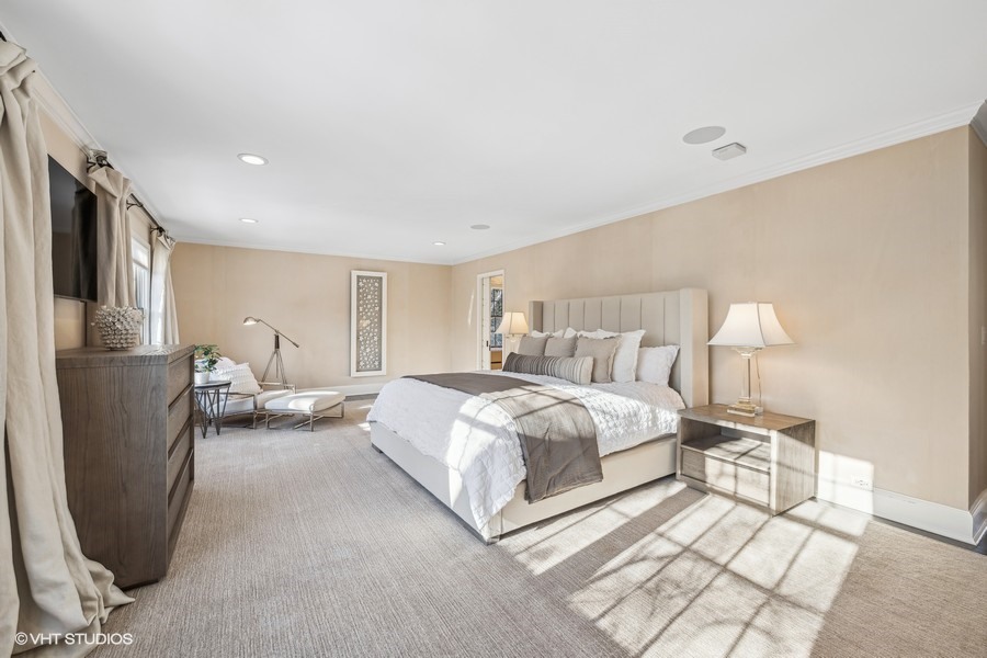 89 North Indian Hill Road Winnetka, IL 60093 - Photo 38 of 91 a bed room with a bed and a chair