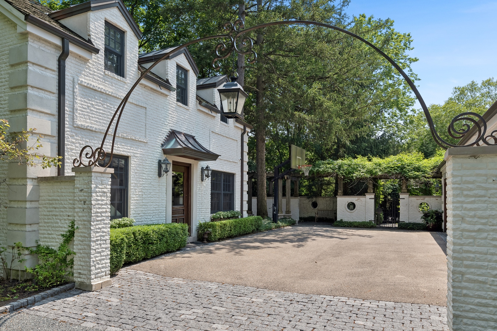 89 North Indian Hill Road Winnetka, IL 60093 - Photo 7 of 91 a front view of a house with a garden