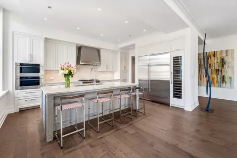 $3,100,000 | 435 North Michigan Avenue, Unit 1803, Chicago, IL 60611